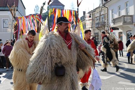 Kamnik so obiskali koranti iz Zamušanov pri Ptuju in v mestno jedro privabili nepregledno množico, željno ogleda tradicionalne pustne šege (45)